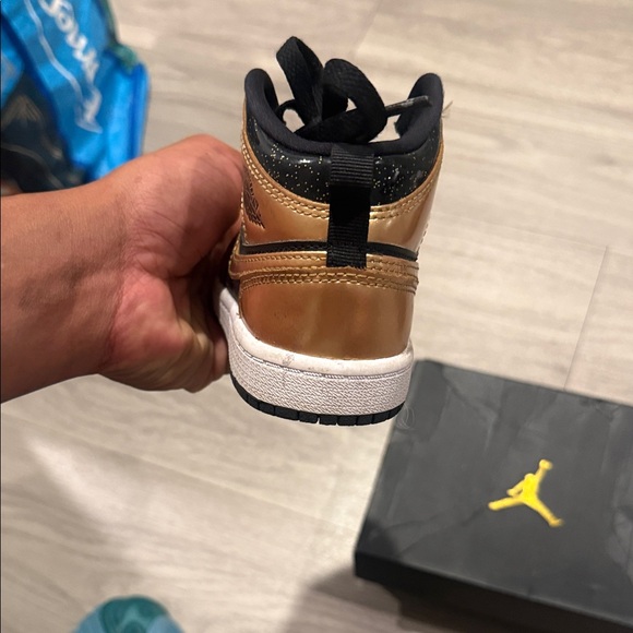 Nike Kids Shoes Black and Gold - Picture 4 of 6